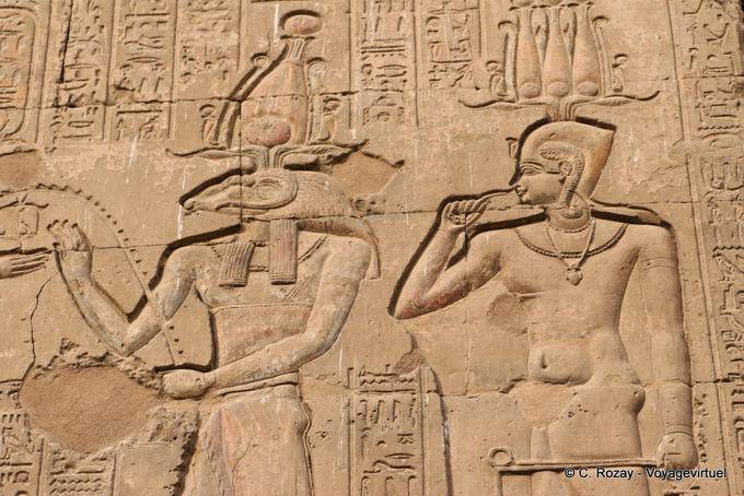 Rilievo della facciata, Khnum Osiride e un altro dio, Tempio Esna - Egitto