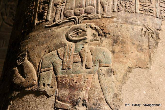 Colonna policroma con una rappresentazione di Khnum, Tempio Esna - Egitto
