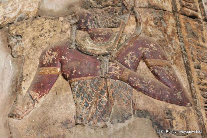 Policroma rilievo busto su una colonna della sala ipostila, Tempio di Esna - Egitto