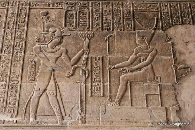 Offrendo la Foster Faraone, capo della fertilità dell'Egitto, il Tempio di Khnum, Esna - Egitto