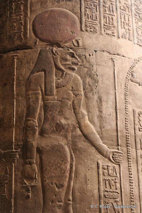 Dio testa di leone sormontata dal cerchio solare impresso su una colonna, Tempio di Khnum, Esna - Egitto