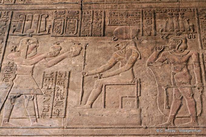 Regali a Dio, scultura a parete, Tempio di Khnum, Esna - Egitto