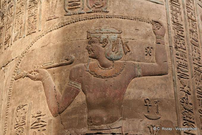 Tempio di Khnum, colonna bassorilievo, colori originali conservati, Esna - Egitto
