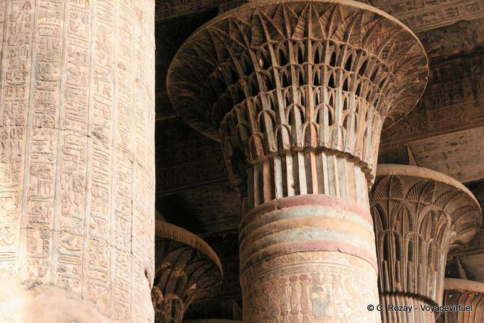 Pilastri decorati di loto e palme, Tempio Esna - Egitto