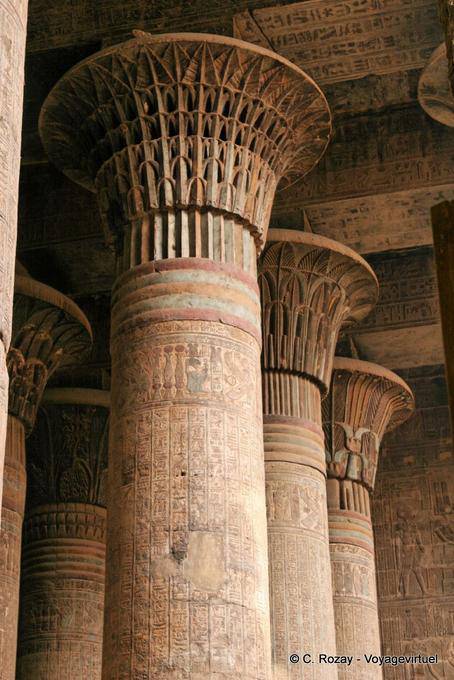 Set di colonne floreali come le colonne in pietra di papiro Hall, Tempio di Khnum, Esna - Egitto