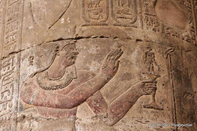 Faraone colore facendo un'offerta al barile di una colonna del Tempio Esna - Egitto