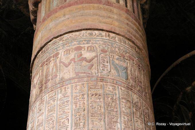 Geroglifici colorate su una colonna policroma di Khnum tempio, Esna - Egitto