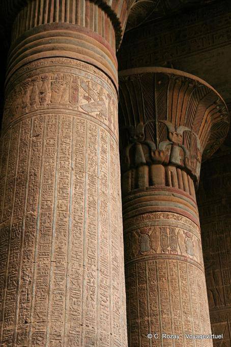 Colonne con iscrizioni che descrivono le cerimonie che si svolgono all'interno del tempio di Khnum, Esna - Egitto