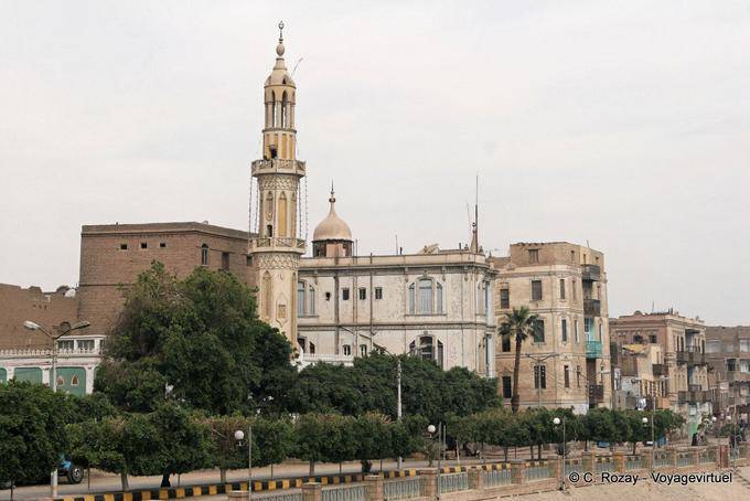 Moschea e minareto sul Nilo, Esna - Egitto