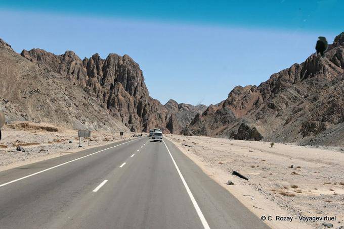 Nel convoglio sulla strada che da Luxor a Hurghada - Egitto