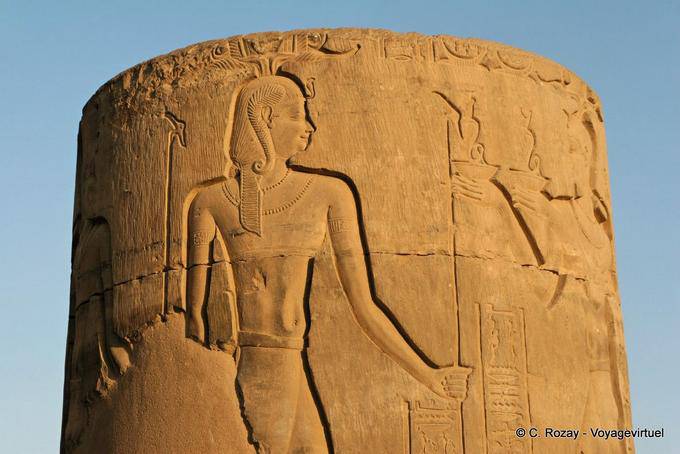 Top della colonna alla porta di Tolomeo luce dell'impostazione, Kom Ombo - Egitto