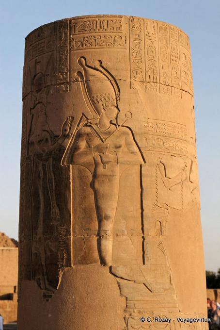 Tempio di Kom Ombo, faraone su una colonna tronca di portico romano - Egitto