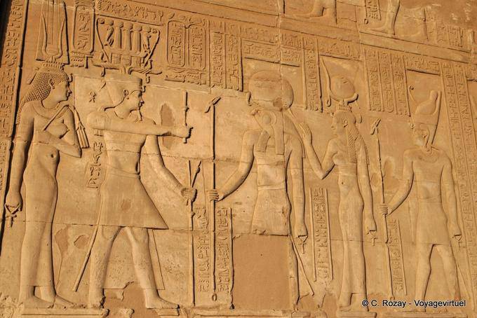 Fregio con Tolomeo VIII Hemhem corona che indossa una corona e di sua moglie Cleopatra. Essi danno grazie alla divina triade Kom Ombo - Egitto
