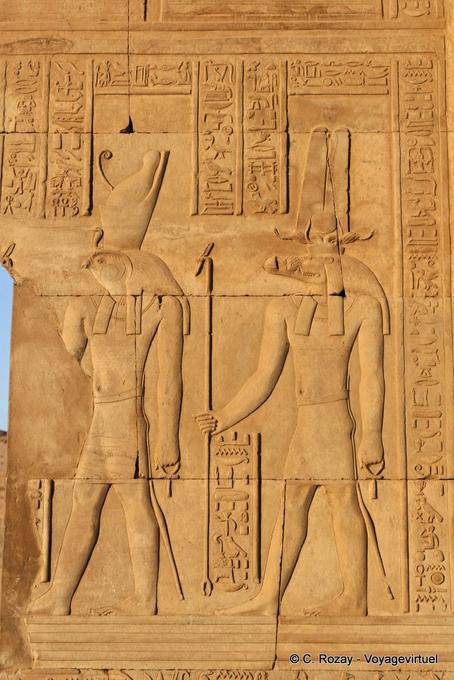 Tempio di Kom Ombo, Horus, il dio falco, e Sobek, il dio coccodrillo ouas scettro - Egitto