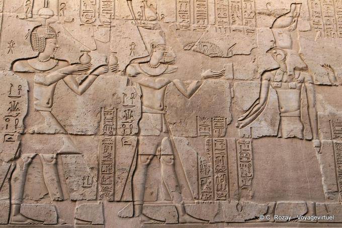 Offerta del re al dio falco Haroeris indossa la doppia corona Pschent tempio di Kom Ombo - Egitto