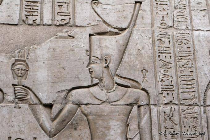 Frammento rilievo raffigurante un faraone con la corona Deshret, Kom Ombo - Egitto