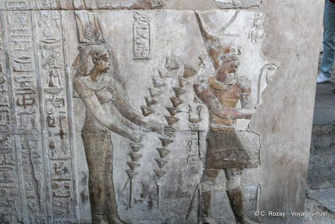 Bassorilievo policrome della regina e re, tempio di Kom Ombo - Egitto