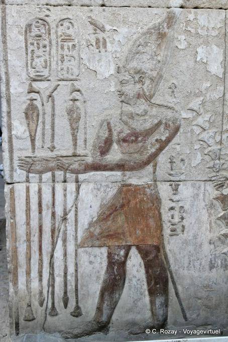 Faraone con la corona bianca dell'Alto Egitto Hedjet, policromo tempio di Kom Ombo - Egitto
