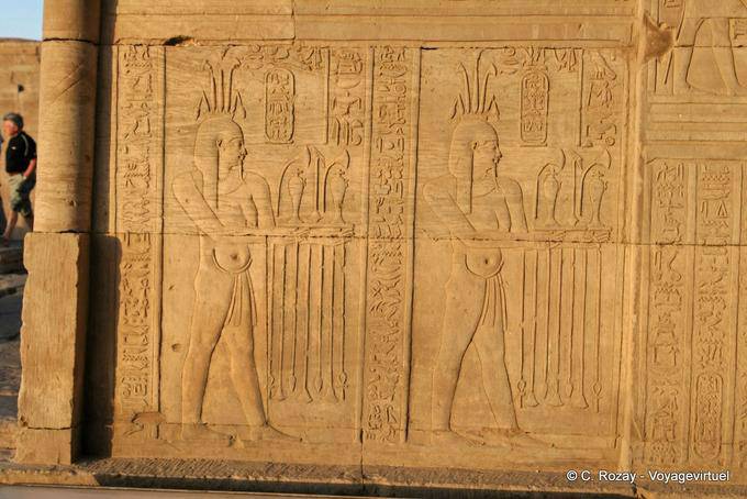 Fregio al tramonto su una parete esterna, il tempio di Kom Ombo - Egitto