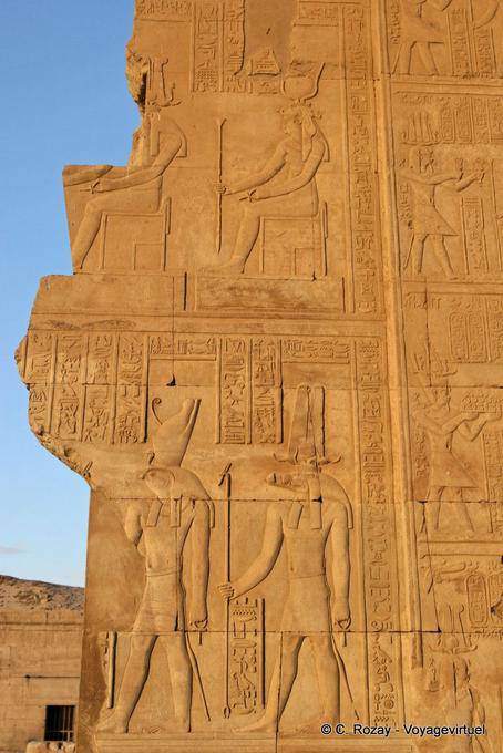 Frammento di bassorilievo su un muro rotto, figure di Horus e Sobek Tempio di Kom Ombo - Egitto