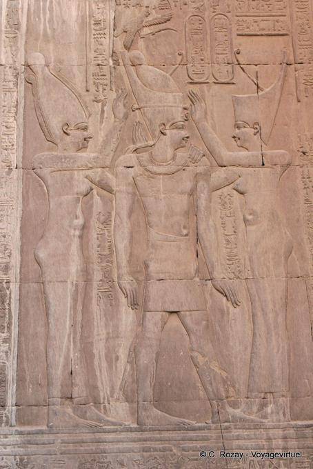 Coronation da due dee nudi appaiono dell'Alto e del Basso Egitto, tempio di Kom Ombo - Egitto