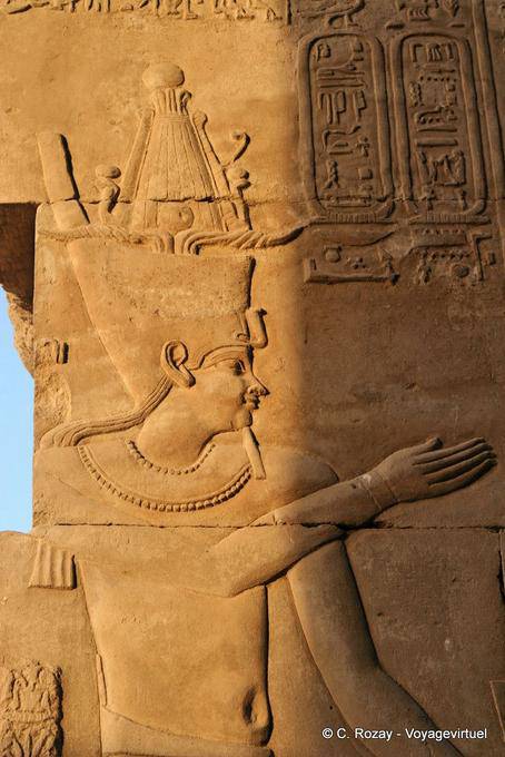 Faraone Tolomeo VI con Nemes e barba posticcia, il tempio di Kom Ombo - Egitto