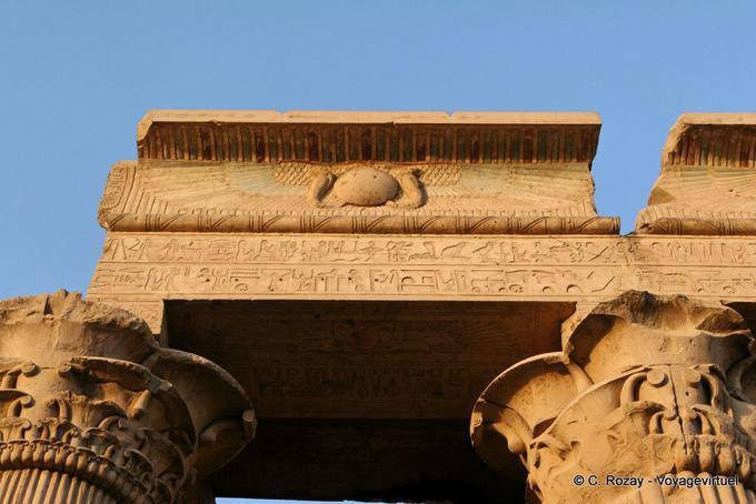 Disco solare alato sul davanzale della sala, il tempio di Kom Ombo - Egitto