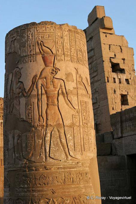 Horus e TasetNofret, colore bassorilievi su una colonna del tempio di Kom Ombo troncato - Egitto
