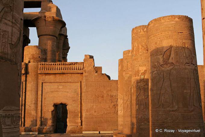 Porta tra le parti del doppio tempio dedicato al dio Sobek e Haroeris, Kom Ombo Tempio - Egitto
