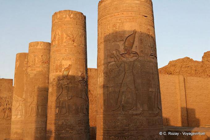 Colonne policrome del pilone d'ingresso, luce del tramonto, il tempio di Kom Ombo - Egitto