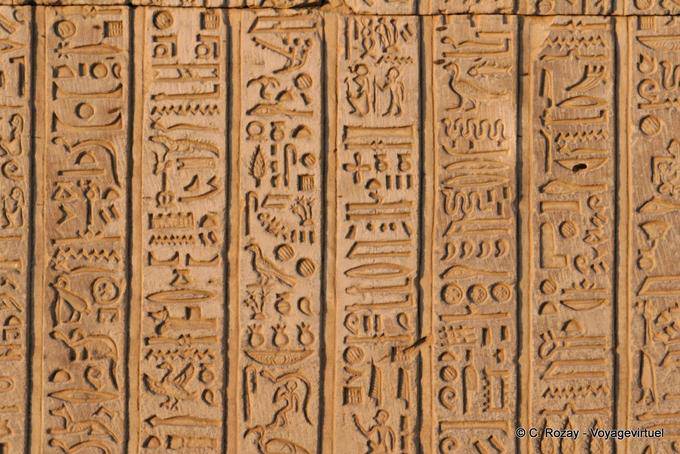 Tempio di Kom Ombo, close-up su un tavolo geroglifici - Egitto