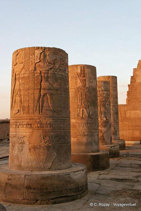 Un'altra vista delle colonne tronche illuminato dal sole al tramonto, il tempio di Kom Ombo - Egitto