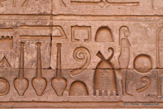 Particolare della passerella esterna dedicata al Imhotep, il tempio di Kom Ombo - Egitto
