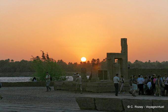 Tramonto dietro le rovine di Mammisi, tempio di Kom Ombo - Egitto