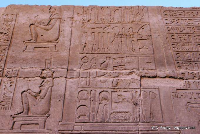 Strumenti chirurgici, Iside e Nefti parto, all'interno del muro, tempio di Kom Ombo - Egitto