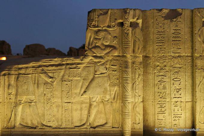 Dettaglio di bassorilievo, illuminazione notturna, il tempio di Kom Ombo - Egitto