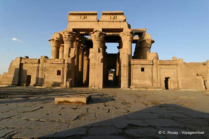 Guarda dalla Great Court dell'esterno Pronao, tempio di Kom Ombo - Egitto