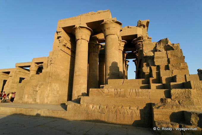 Affreschi e colonne da un lato, il tempio di Kom Ombo - Egitto