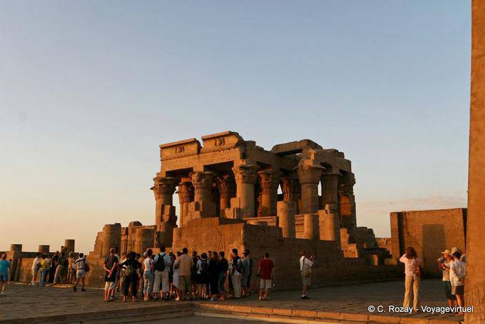 Luce l'impostazione sul tempio di Kom Ombo, Kom Ombo - Egitto