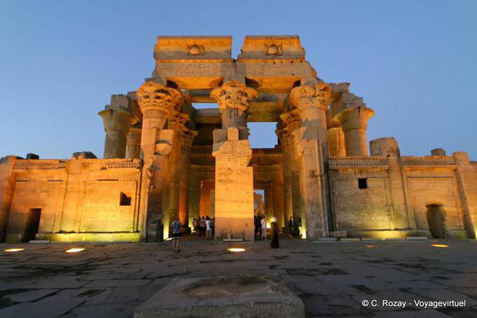 Facciata del tempio di Kom Ombo, illuminazione notturna - Egitto