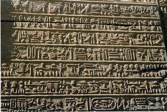 Il libro sacro con pagine ricoperto di geroglifici, tempio di Kom Ombo - Egitto