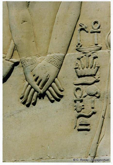 Mano nella mano, bello frammento di un rilievo, il tempio di Kom Ombo - Egitto