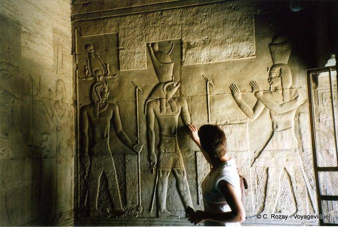 Haroeris e figlio Khonsu, portando la corona Atef, il tempio di Kom Ombo - Egitto