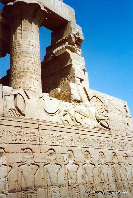 Cartridge fortezza, il leone e il fregio esterno, tempio di Kom Ombo - Egitto