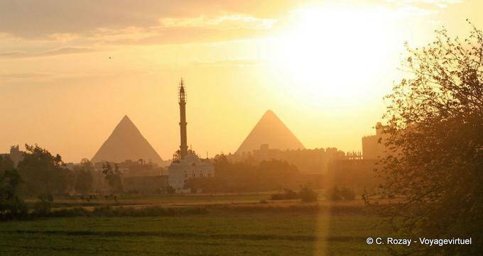 Il minareto tra le piramidi al tramonto, Cairo - Egitto