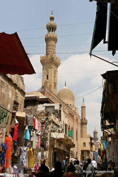 Minareto e la cupola della moschea di Khan el-Khalili, vista dal souk, Cairo - Egitto