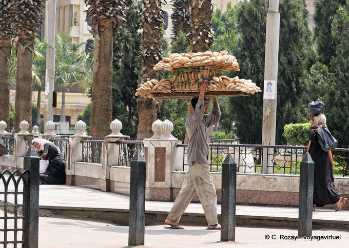 Titolare pane sulla testa, Cairo - Egitto