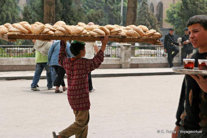 Cairo, piatto di legno sulla testa di chi lo indossa di pane - Egitto