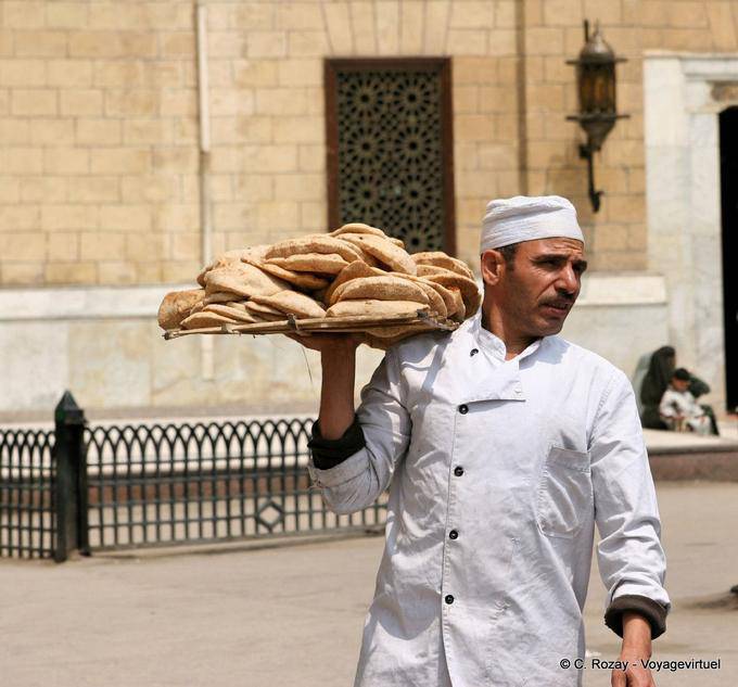 Il fornaio e il pane tipico piatta, Cairo - Egitto