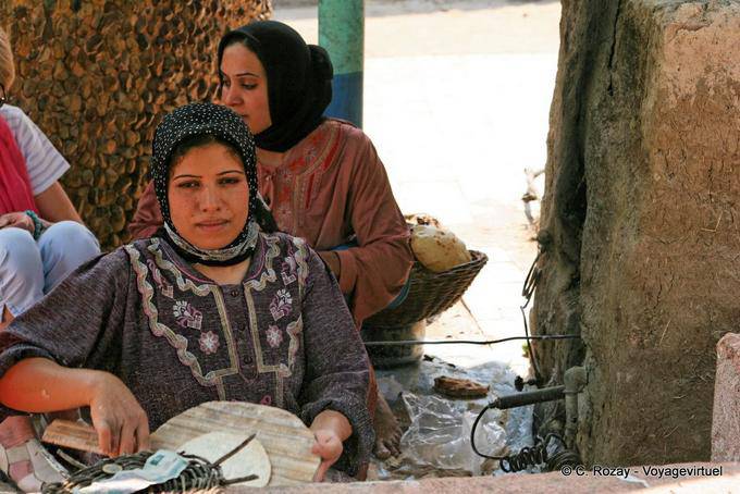 Donna che fa il pane, Cairo - Egitto